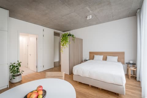 Carlotta Apartments, Room