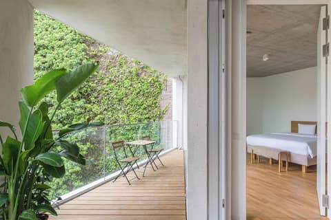 Carlotta Apartments, Room