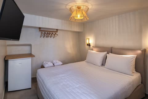 Hillside Elegance, Room