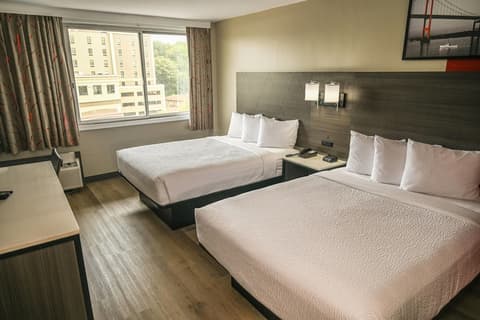 Ramada by Wyndham North Bergen, Room