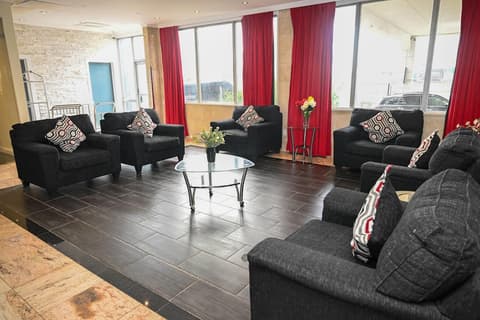 Ramada by Wyndham North Bergen, Lobby