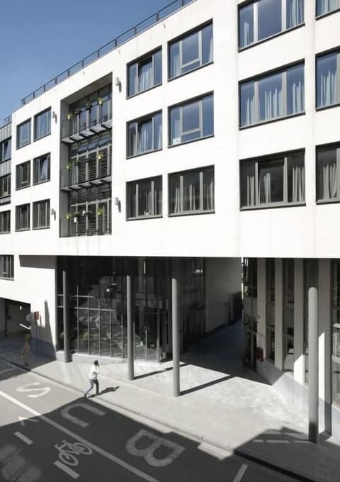 Hostel van Gogh, Exterior