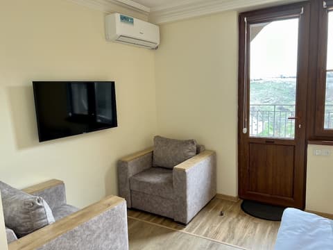 The Hill Guest House, Room