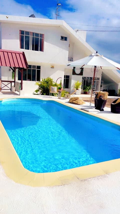 Cocoon Paradise, Exterior