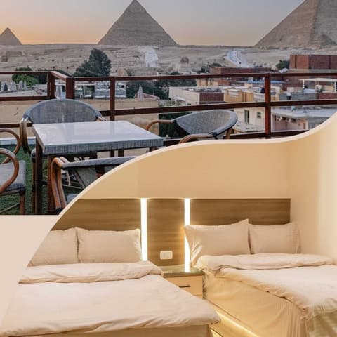 Narmer Pyramids View, Room