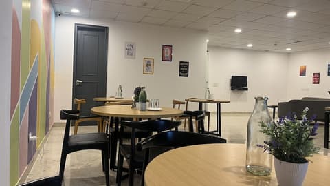 Saltstayz Express - Golf Course Road & DLF Phase-1, Restaurant