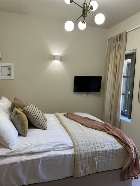 Living Yard Acropolis, Room