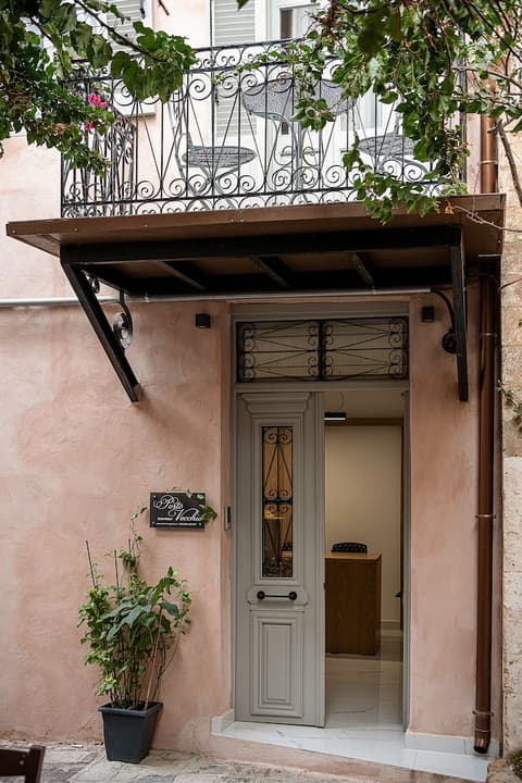 Porto Vecchio, Front of property