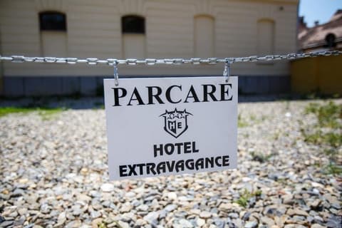 Hotel Extravagance, Property grounds