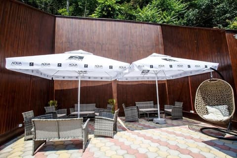 Hotel Extravagance, Property grounds