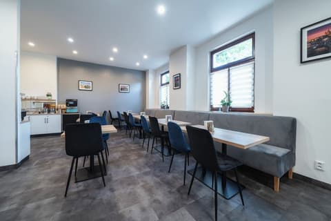 Leon hotel, Reception