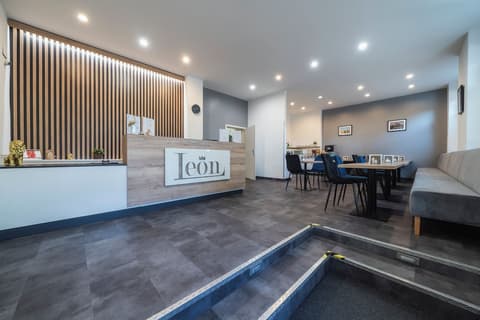 Leon hotel, Reception