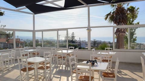 Sunset Paradise, Restaurant