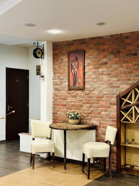 Old Castello Hotel And Sheesha Cafe, 