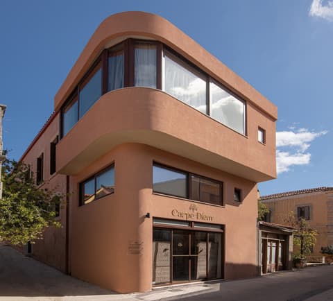 Carpe Diem Hotel, Front of property