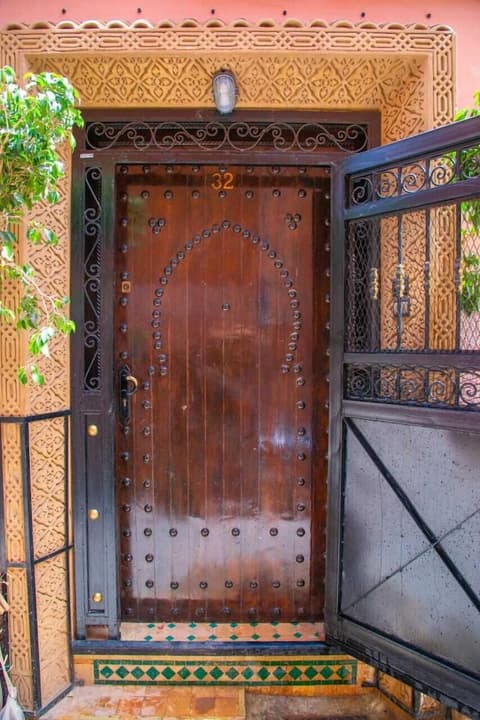 Riad Amely, Front of property