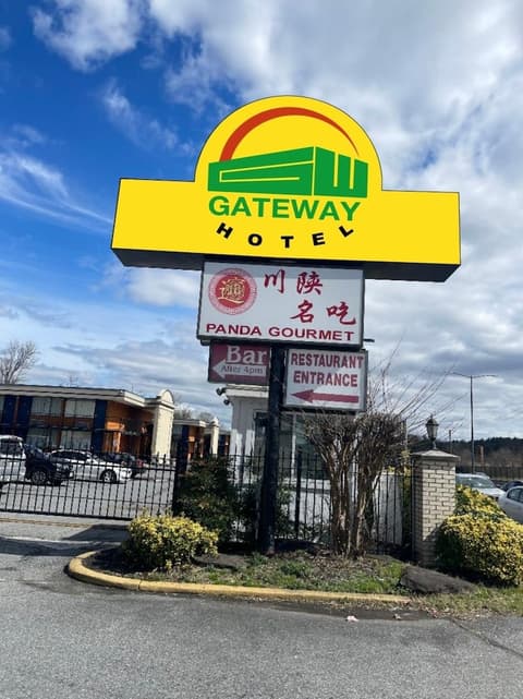 Gateway Hotel, Exterior