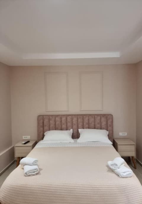 Himara 28, Room