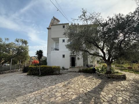 Hotel Stolis, Exterior