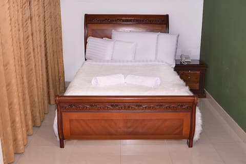 Hotel Business, Room