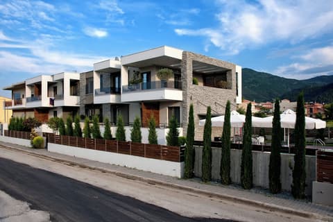 studios Chrysalis, Front of property