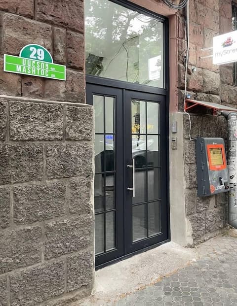 Arm Hostel, Property entrance