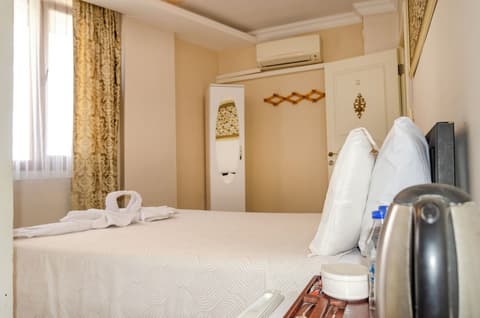 Ephesus Palace, Room