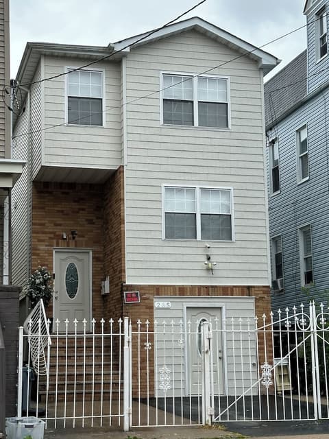 Fidelia Beryl Room, Exterior