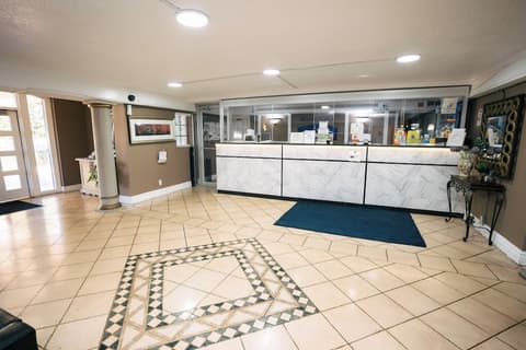 Guest Inn & Suites, Lobby