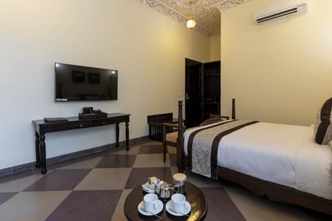 Kesarbagh Palace, Room