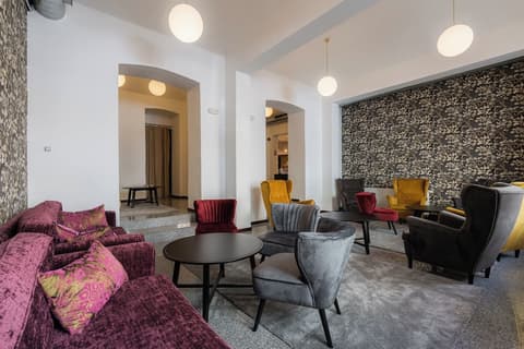 EA Hotel Victoria, Reception