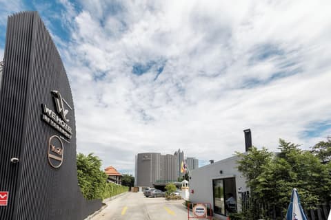We Hotel Riverfront, Interior entrance