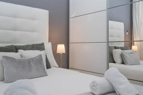 Fira POP 2 Modern Balcony by Myrentalhost, Room