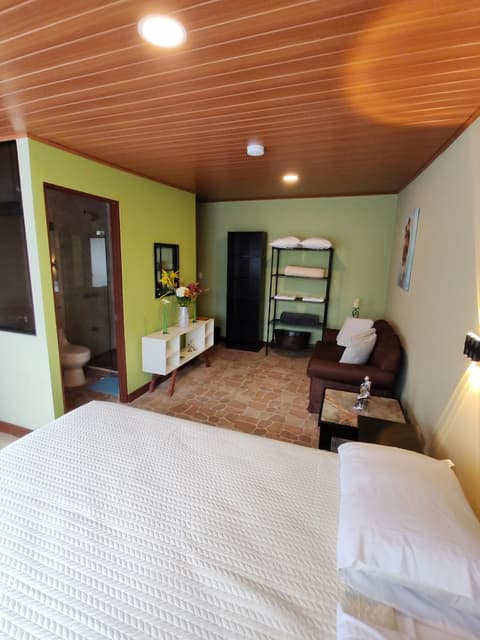 Mi Casa Su Casa, Room