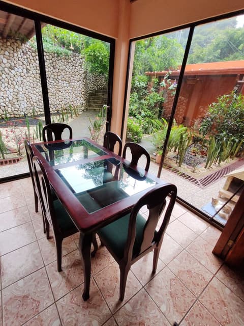 Mi Casa Su Casa, Lobby lounge