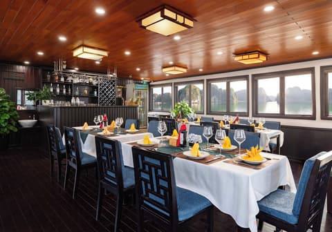 Garden Bay Legend 2 cruise, Restaurant