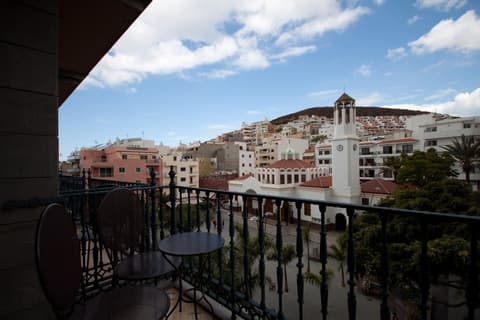 Reveron Plaza, Exterior