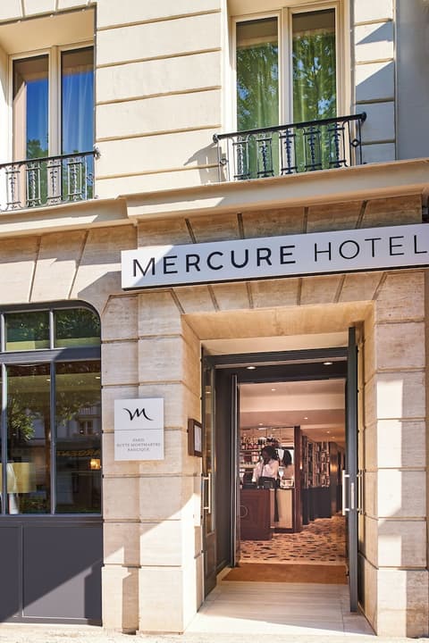Mercure Paris Butte Montmartre Basilique, Front of property