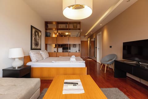Central Park Apartments, Room