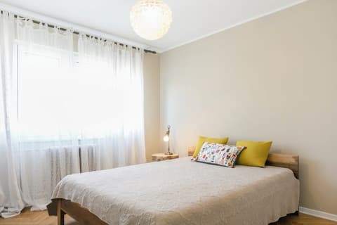 Central Park Apartments, Room