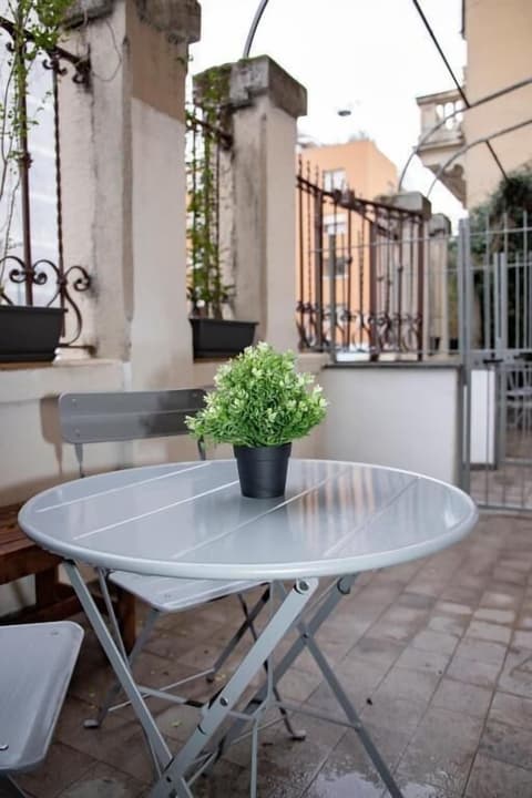 Easy Milano Rooms & Apartments, Terrace/patio