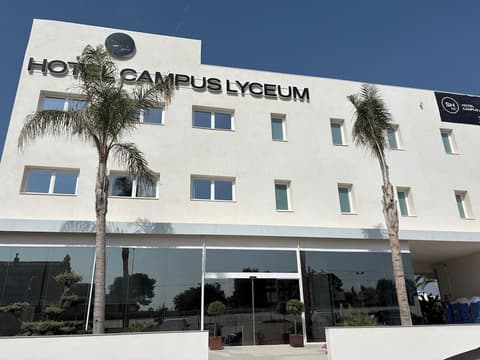 SH Campus Lyceum, Front of property