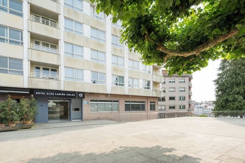 Alda Camiño Inglés, Front of property