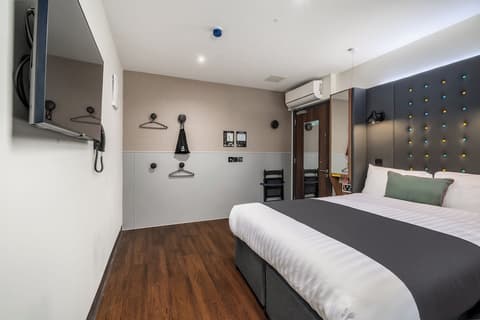 Point A Liberties, Room