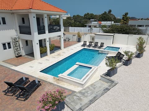 Kaikushi, Front of property