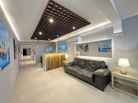 Hotel Amoek, Reception