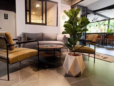 Hotel Living 35 Suites, Reception