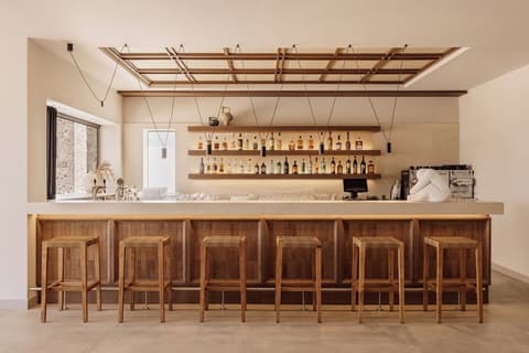 Unda, Bar (on property)