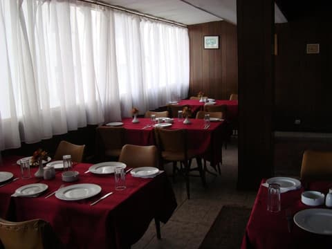 Lotus Hotel, Restaurant