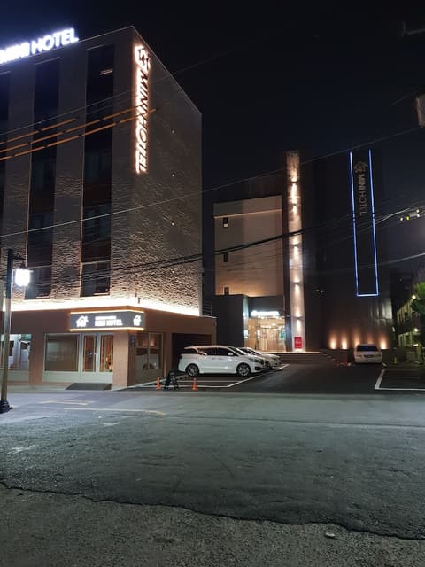 141 Mini Hotel, Front of property